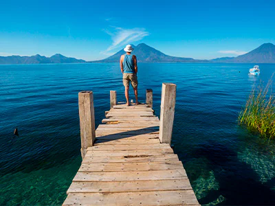 Mies katselee Atitlán-järvelle Guatemalassa