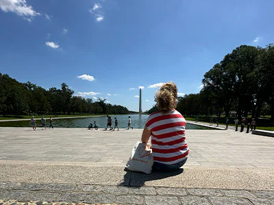 Bianca istuu Washingtonin muistomerkin edessä Washingtonissa