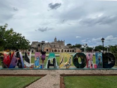 Chrismarie poseeraa Valladolid-kyltin edessä Meksikossa