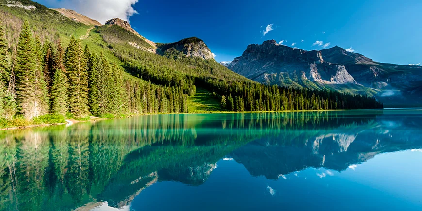 Metsä heijastuu Emerald Lake -järvessä
