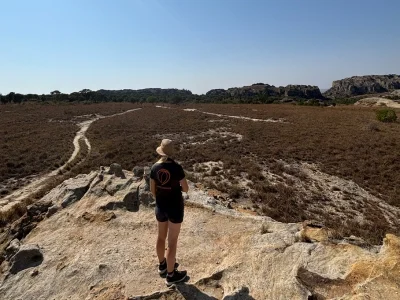 Afrikan tuotepäällikkömme Winnie Madagaskarin Isalon kansallispuistossa