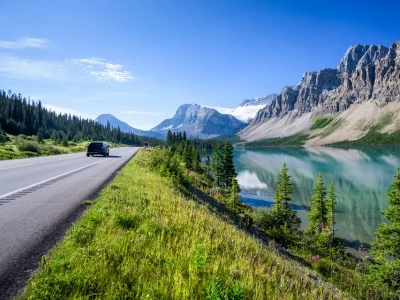 Auto ajaa Icefields Parkwayta pitkin Banffin lähellä