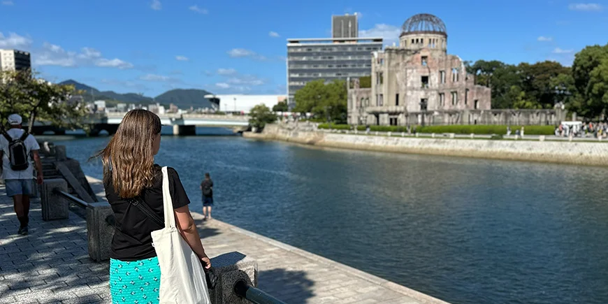 Nainen katselee Hiroshiman atomipommin tuhoja Japanissa