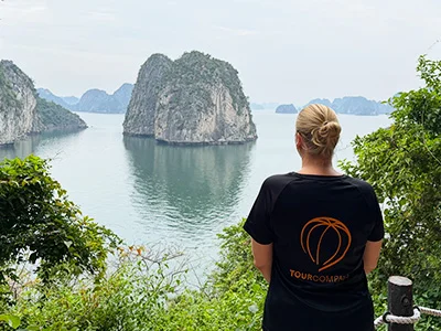 Michelle TourCompassilta ihailee näkymää Bai Tu Longin lahdelle Vietnamissa
