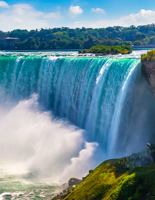 Näkymä Kanadan puolelta: Niagaran putousten Kanadanputous aurinkoisena päivänä Niagara Fallsissa, Ontariossa, Kanadassa