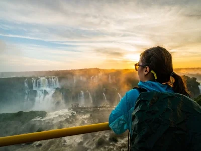 Naiset ihailevat auringonlaskua Iguassun putouksilla Brasilian puolella