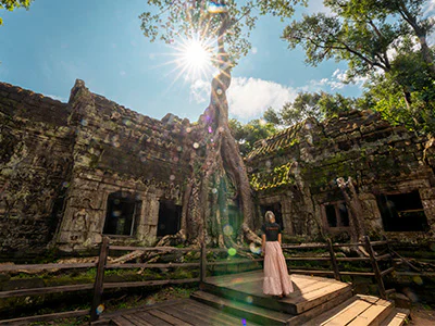 Nainen tutustuu Angkor Watiin Kambodžassa