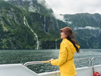 Nainen purjehtii Milford Soundissa Uudessa-Seelannissa