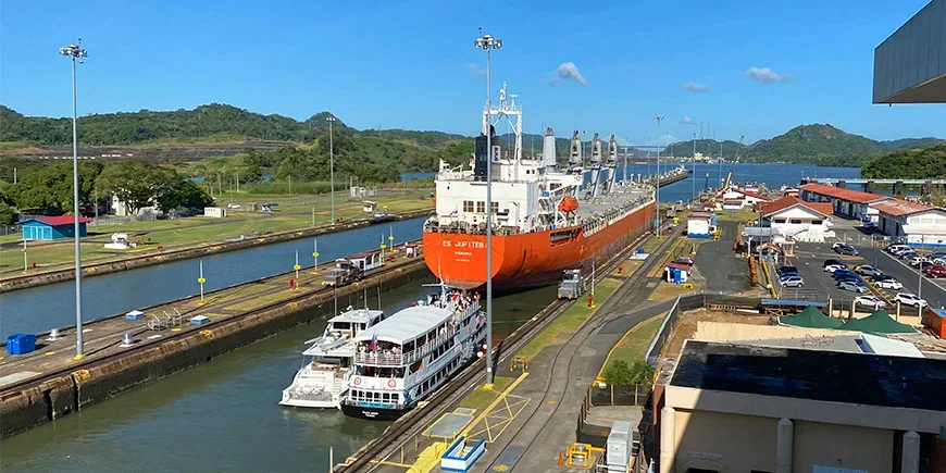 Laiva kulkee Panamakanavan sulkujen läpi