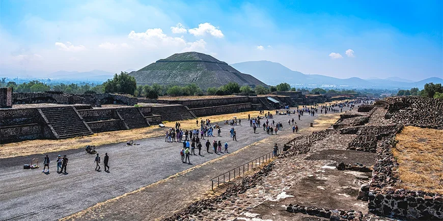 Kuolleiden tie ja Auringon temppeli Teotihuacanissa Meksikossa