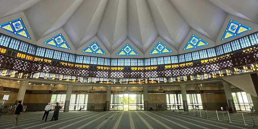 Masjid Negara sisältä