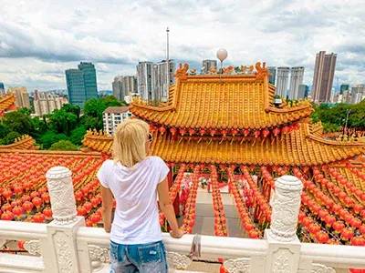 Nainen katselee näkymää yli Thean Hou -temppelin Kuala Lumpurissa