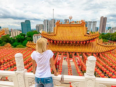 Nainen katselee näkymää yli Thean Hou -temppelin Kuala Lumpurissa