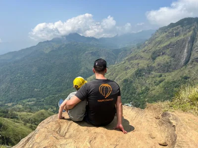 Isä ja poika Little Adam’s Peakillä Sri Lankassa