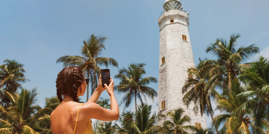 Tyttö ottaa kuvaa majakalla Galle, Sri Lanka