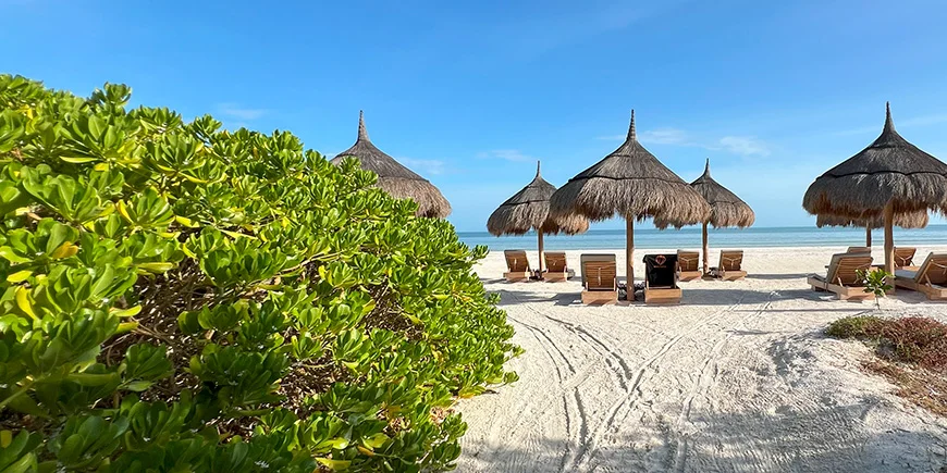 Rantatuolit näköalalla Isla Holboxilla