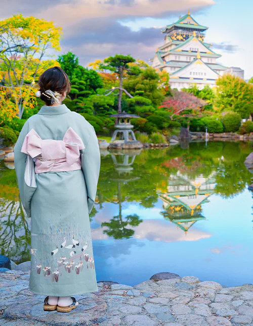 Japanilainen nainen Osakan linnan edessä