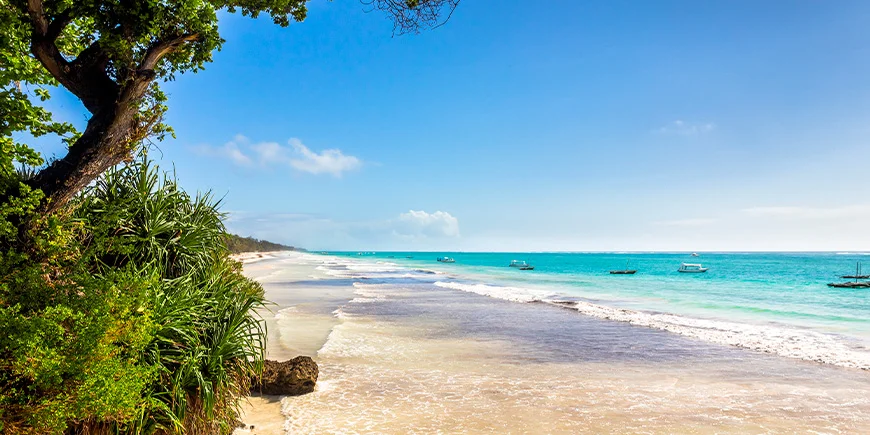 Kaunis Diani Beach, joka sijaitsee Mombasan eteläpuolella