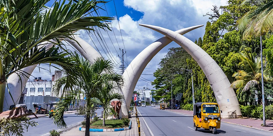Mombasa Tusks -monumentti Mombasan kaupungissa