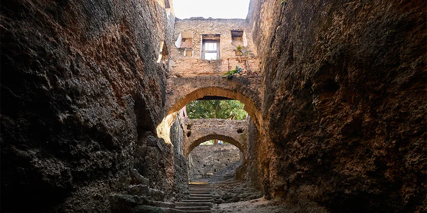 Portaat Fort Jesusin luolista Mombasassa