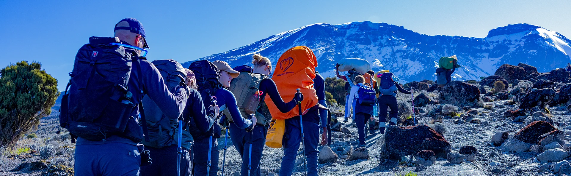 Telttoja Machame-reitin vuoristoisessa maastossa