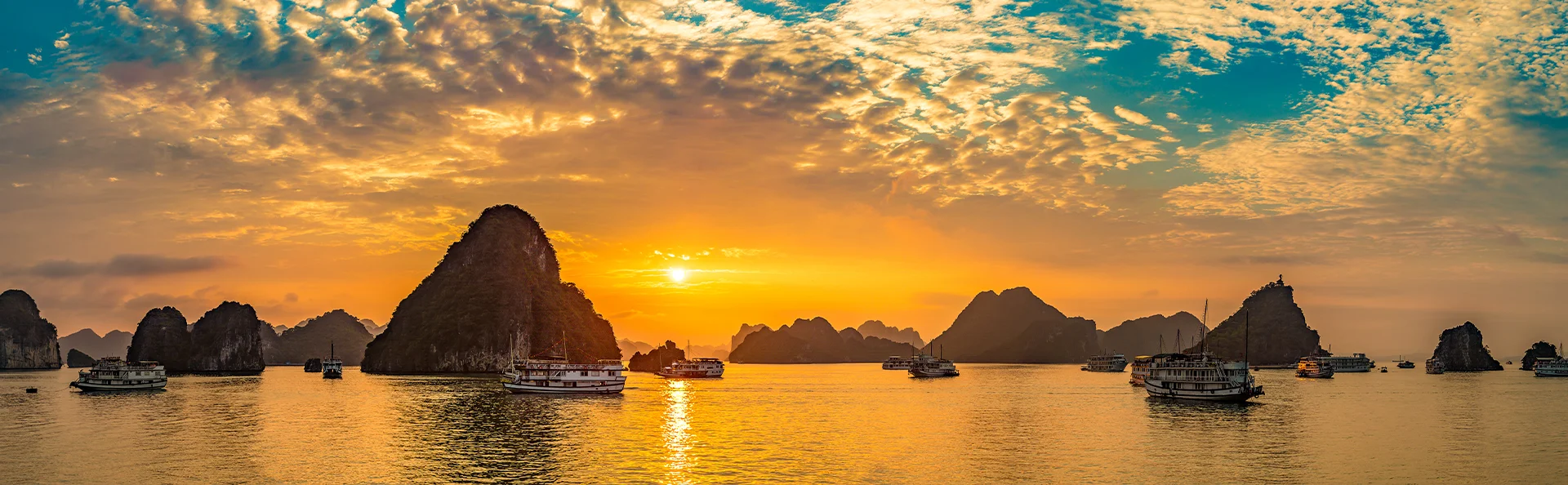 Auringonlaskupanoraama Halonginlahden yllä, Vietnamissa