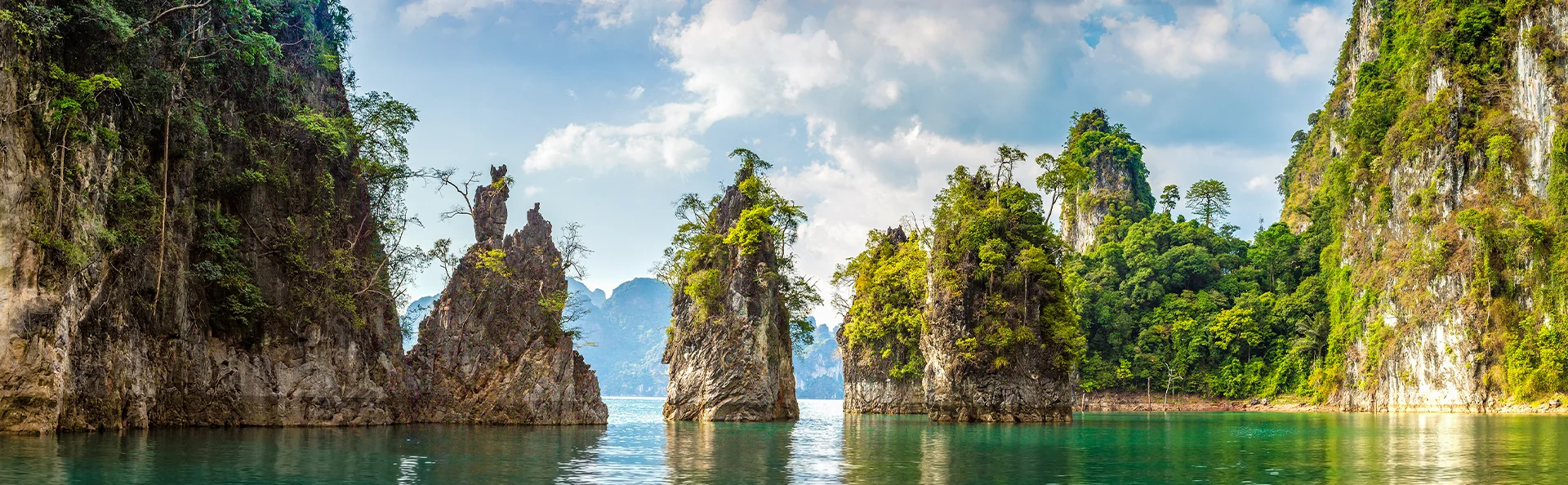 Panoraama Cheow Lan -järven kalkkikivijyrkänteistä Khao Sokin kansallispuistossa, Thaimaassa