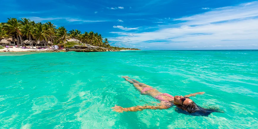 Nainen vedessä Tulum Beachilla