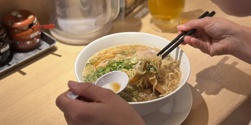 Nainen syö rameniä Japanissa