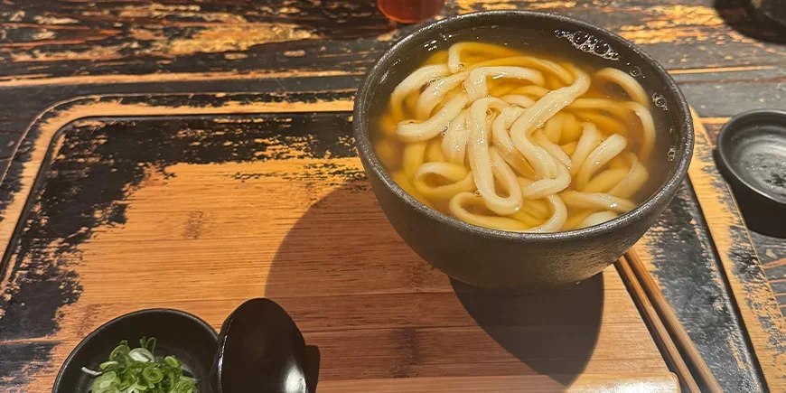 Udon-nuudeleita kirkkaassa keitossa