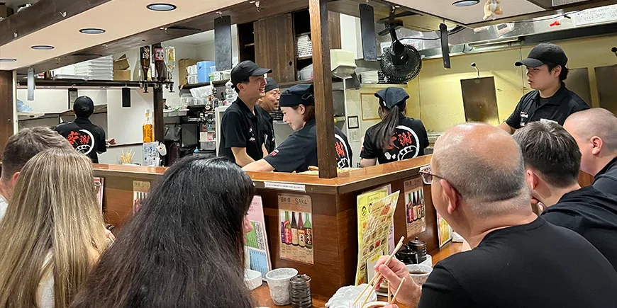 Pieni japanilainen ravintola täynnä ihmisiä
