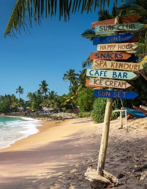 Värikäs puukyltti Mirissan rannalla Sri Lankan eteläisessä provinssissa