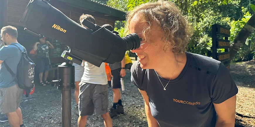 Meike tarkkailee eläimiä kiikareilla Corcovadossa