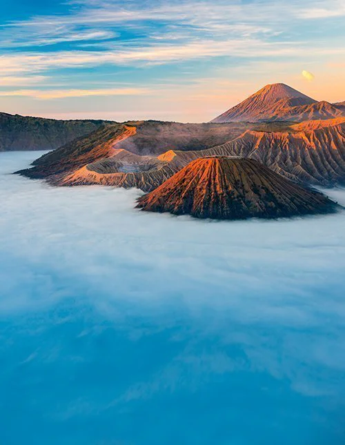 Bromo-tulivuori auringonnousun aikaan Indonesian Itä-Jaavalla, aamusumun ympäröimänä
