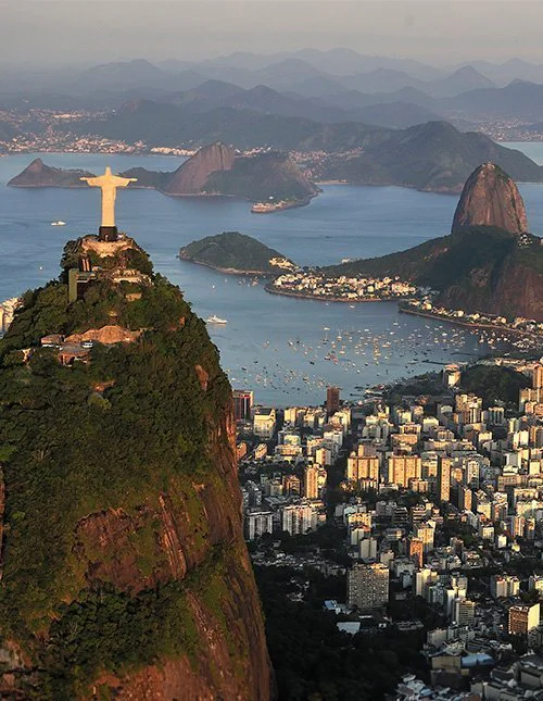 Kristus Vapahtaja -patsas Rio de Janeirossa, Brasiliassa, josta avautuu näkymä kaupungin yli