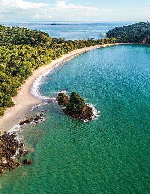 Ilmakuva trooppisesta Espadilla-rannasta ja rannikosta Manuel Antonio -kansallispuiston tuntumassa