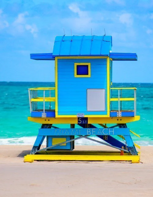 Miami Beachin hengenpelastustorni Floridan auringonpaisteessa